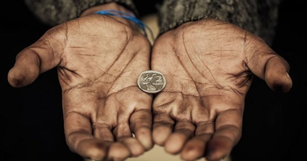 Моншада сиськи тік тұрған қыздар